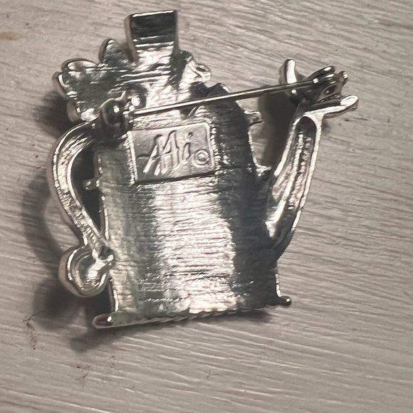 Vintage stamped water can brooch - Picture 3 of 3